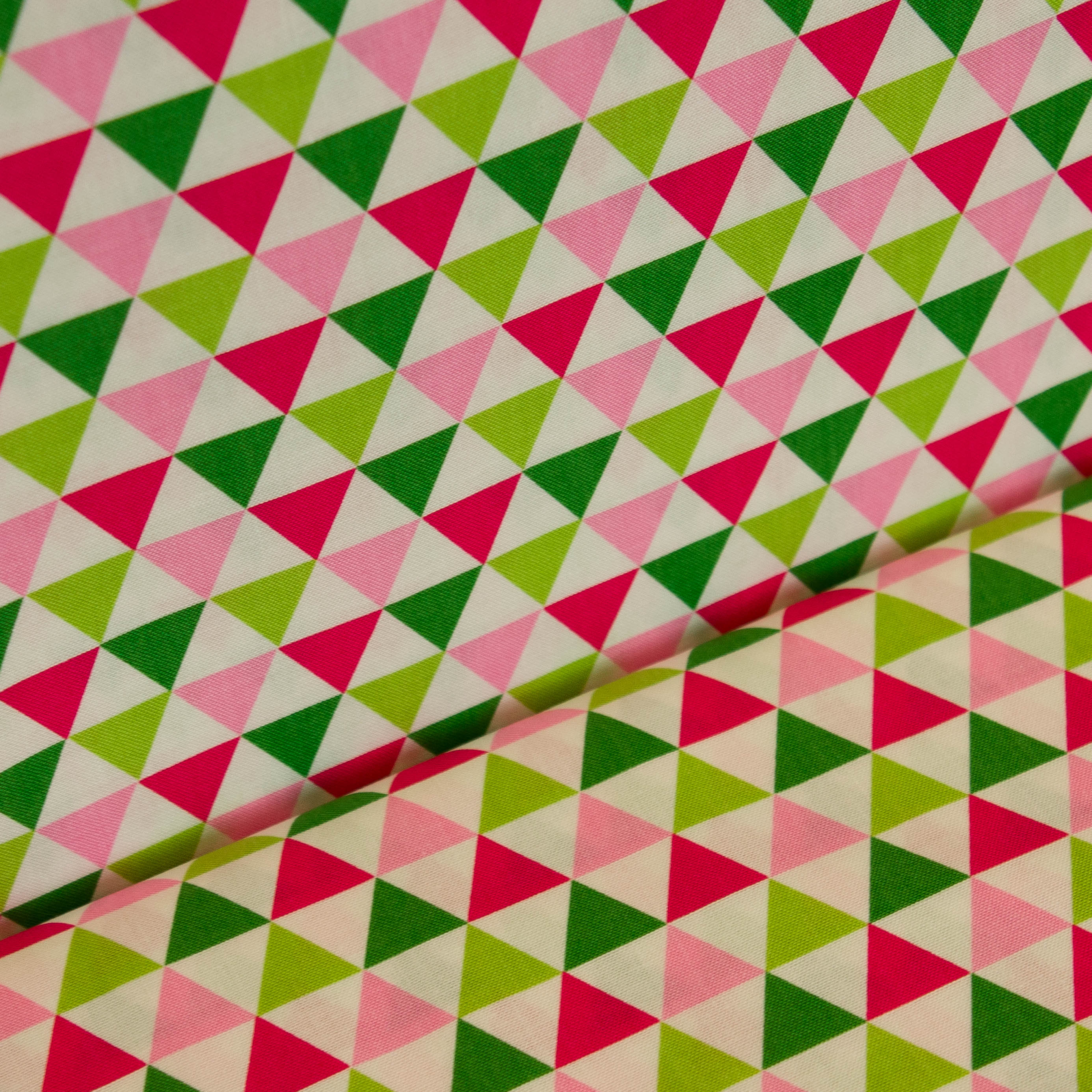Katoen wit met roze, groene en rode driehoeken